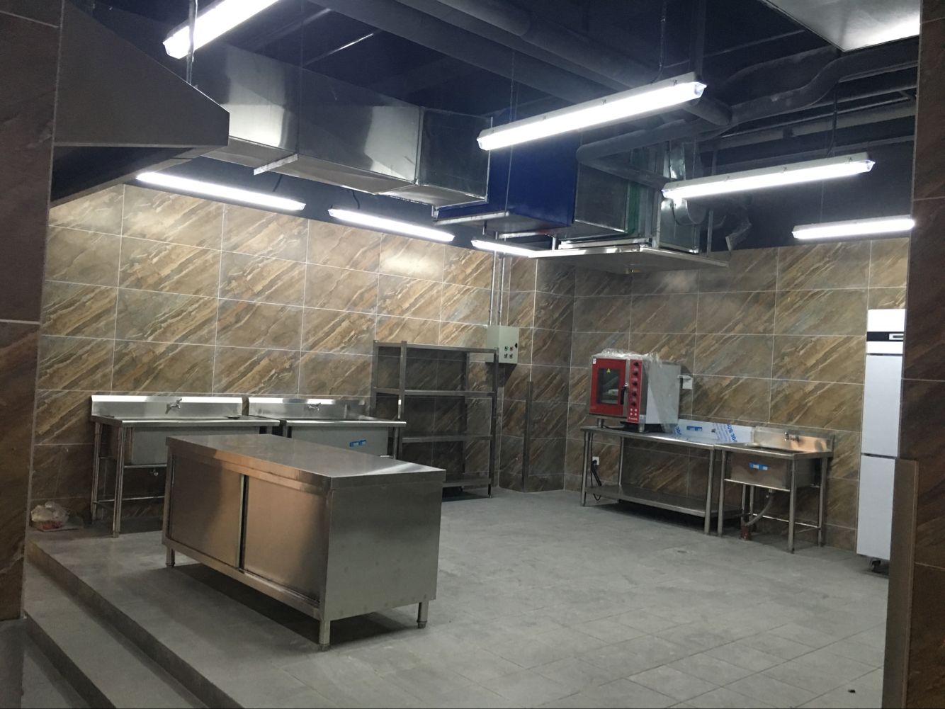 餐饮店铺后厨现场实景图