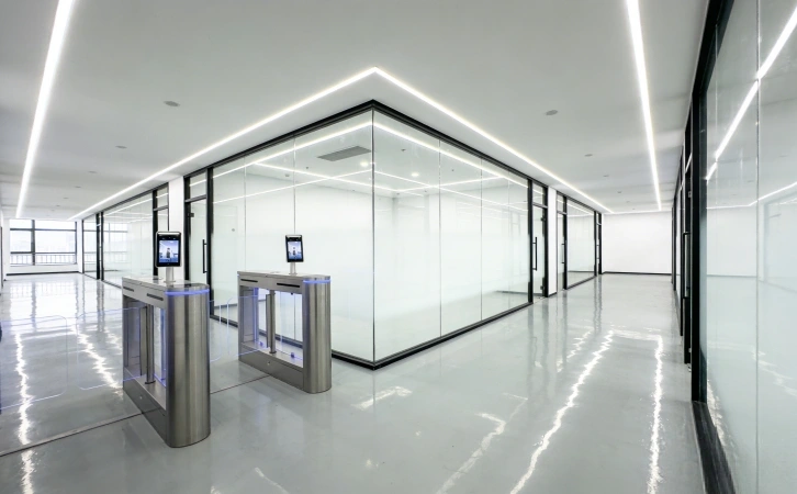 上海科技感写字楼：智能设备灯光玻璃隔断